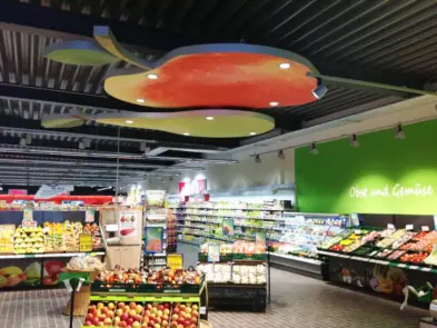 Infrarood panelen van Pillen Group boven een werkruimte.