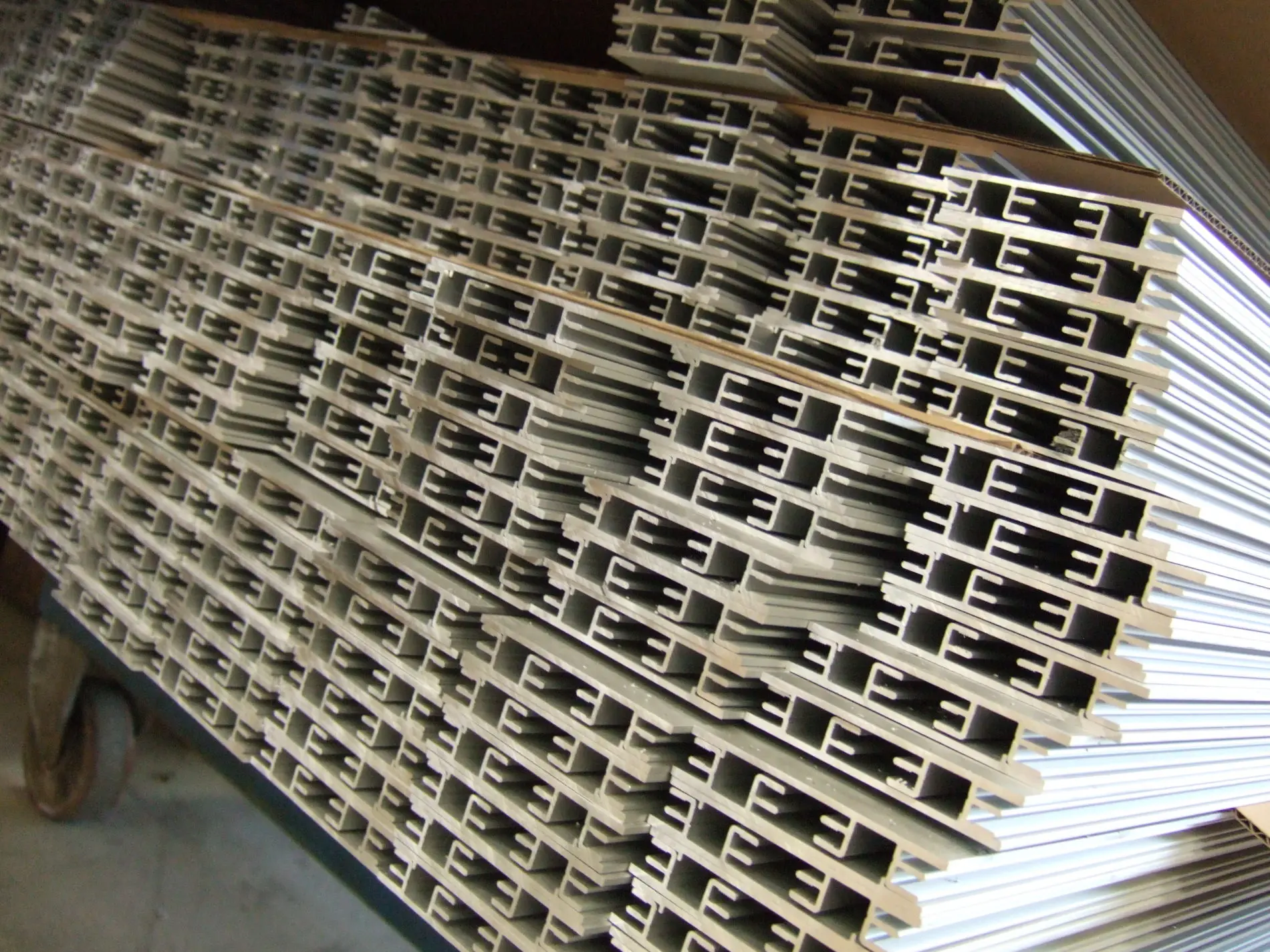 Grote series extrusies profielen frezen In beeld een grote serie gevreesde extrusies profielen namens Pillen Group.