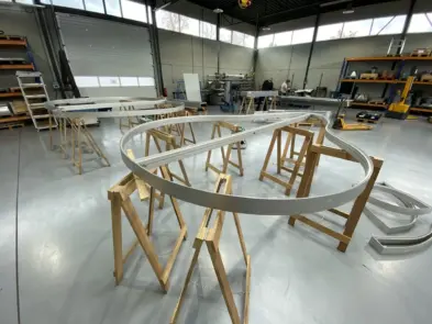 Een spanplafond op de afdeling assemblage bij Pillen Group.