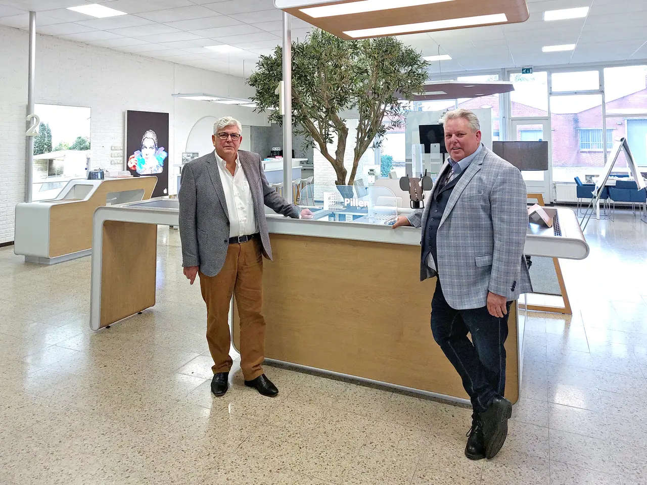Gerrit en Theo Pillen Gerrit en Theo Pillen poserend in de showroom van Pillen Group.