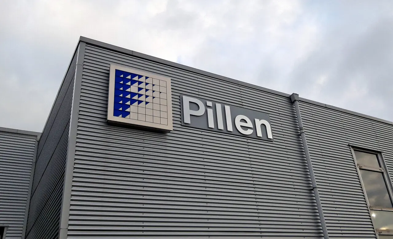 Een foto vanaf beneden genomen van de gevel van één van de locaties van Pillen Group.