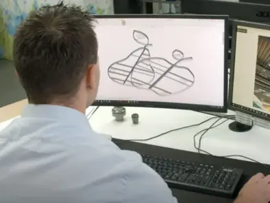 Een medewerker van Pillen Group werkt aan de engineering en ontwikkeling van een productontwerp.