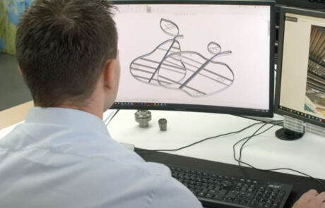 Een medewerker van Pillen Group werkt als engineer op zijn computer aan een design.