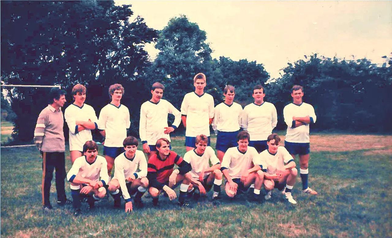 Een oude teamfoto van het Philips-voetbalteam.