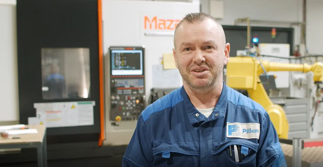 Het Pure Verhaal Van Arben Kucci Pillen Group Een foto van Pillen Group medewerker Arben voor de machine waaraan hij werkt.