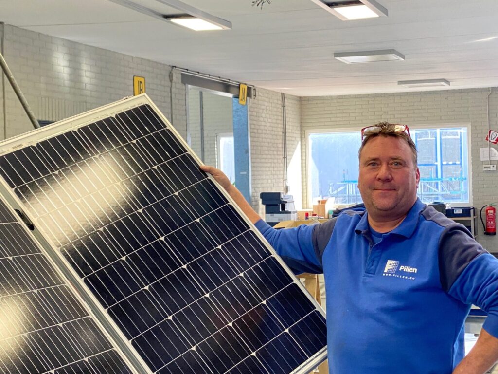 Gerrit-Jan Rauwerdijk werkend aan een zonnepaneel.