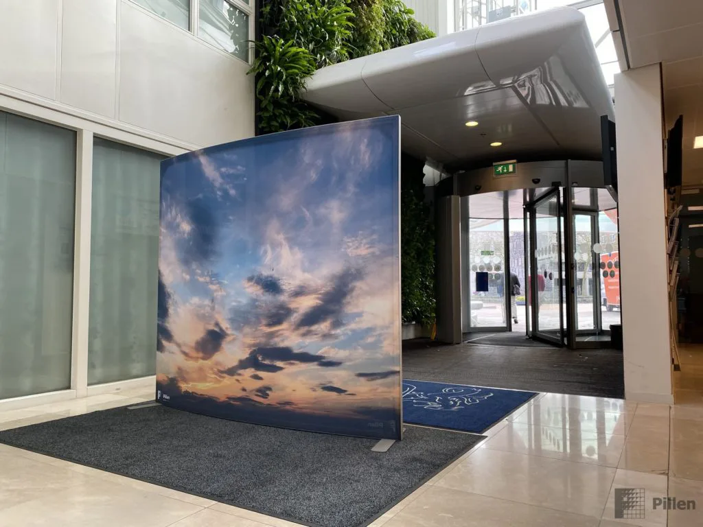 Koude Luchtstroom Voorkomen Bij In Uitgang Met Tochtscherm 1024×768.jpg Koude-luchtstroom-voorkomen-bij-in-uitgang