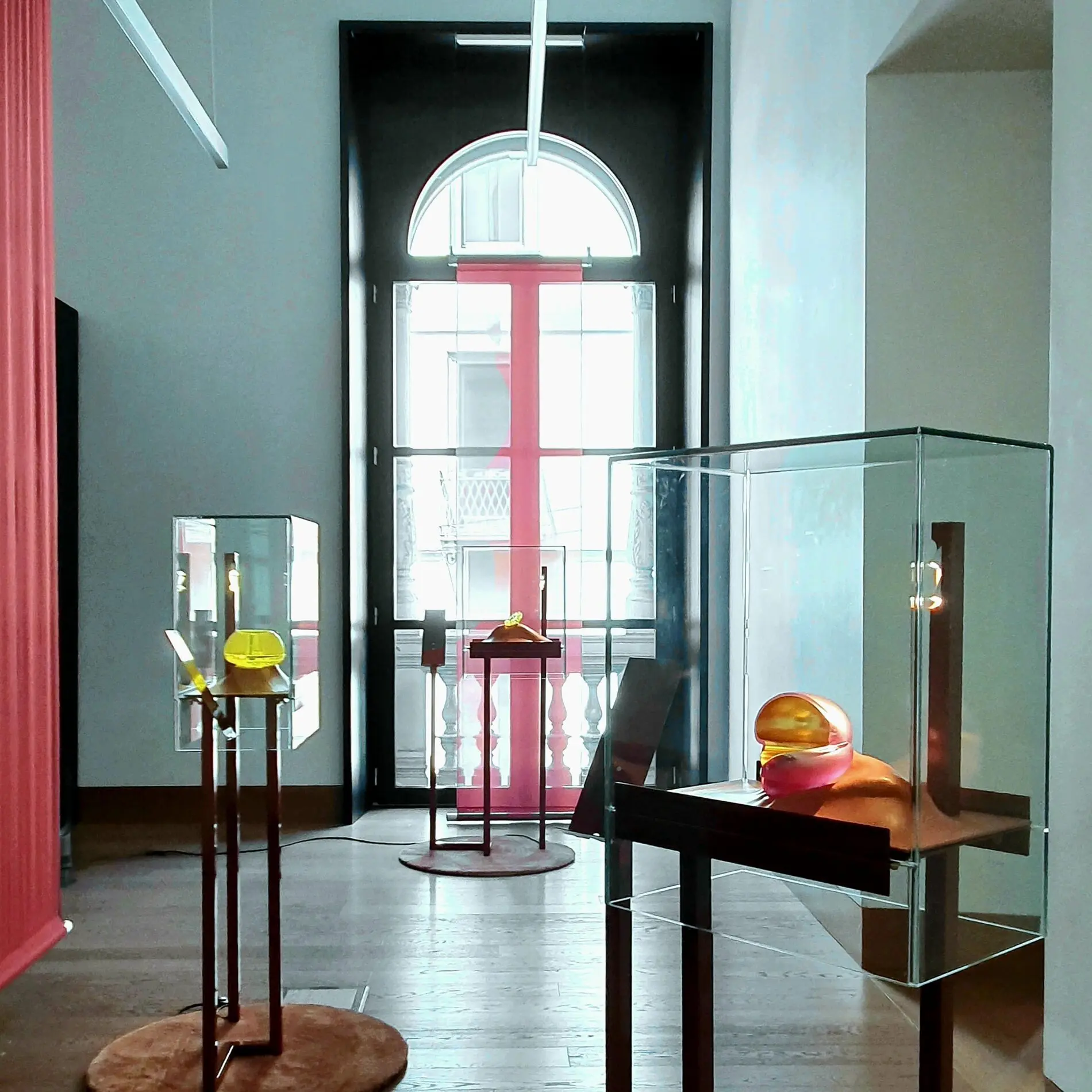 Design vitrines_Karel_Bodegom_Masterly Milaan Pillen Group design vitrines glas
