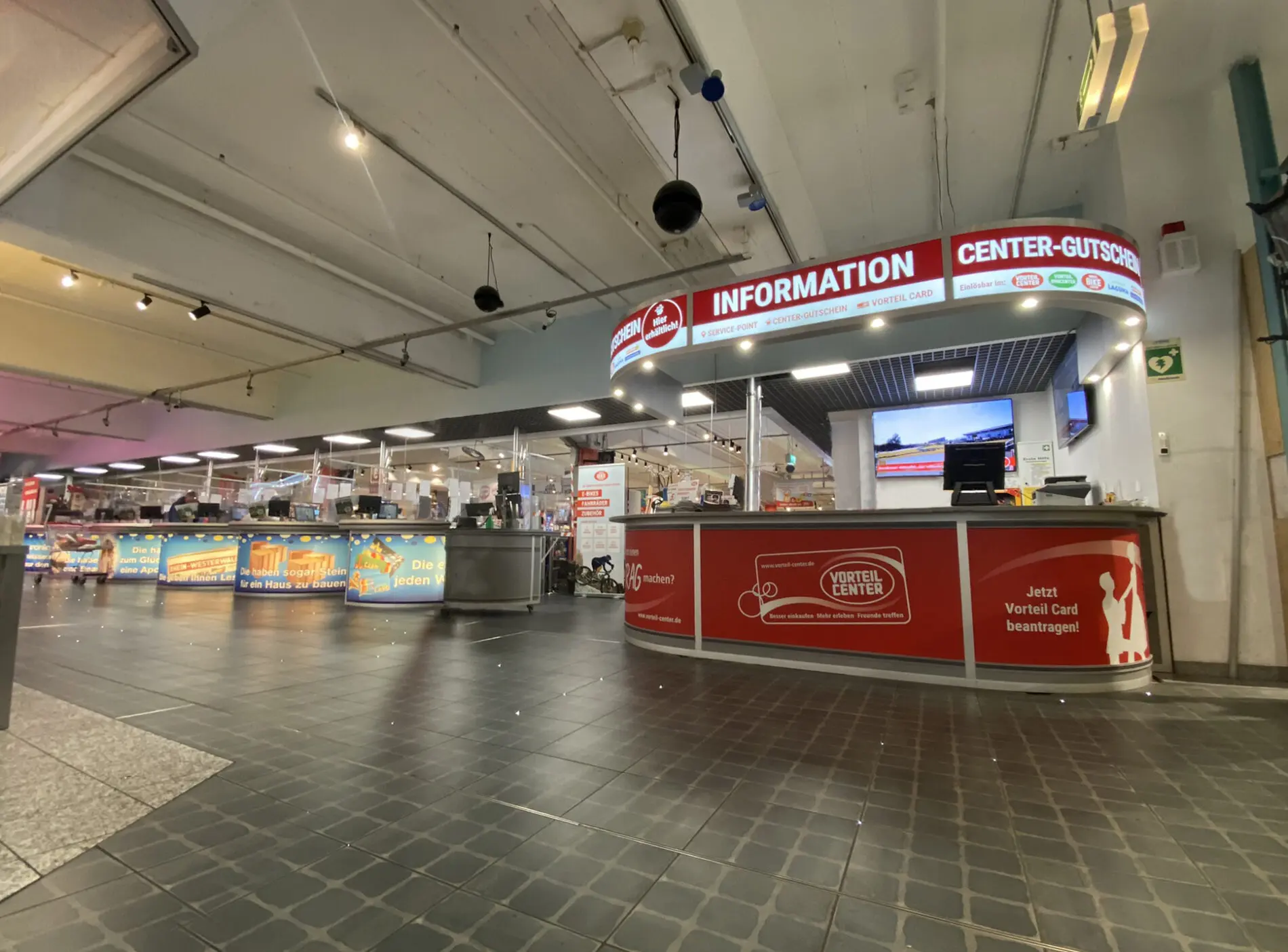 Overview Informatiebalie plafond en kassazone warenhuis Vorteilcenter Pillen CheckoutSystems